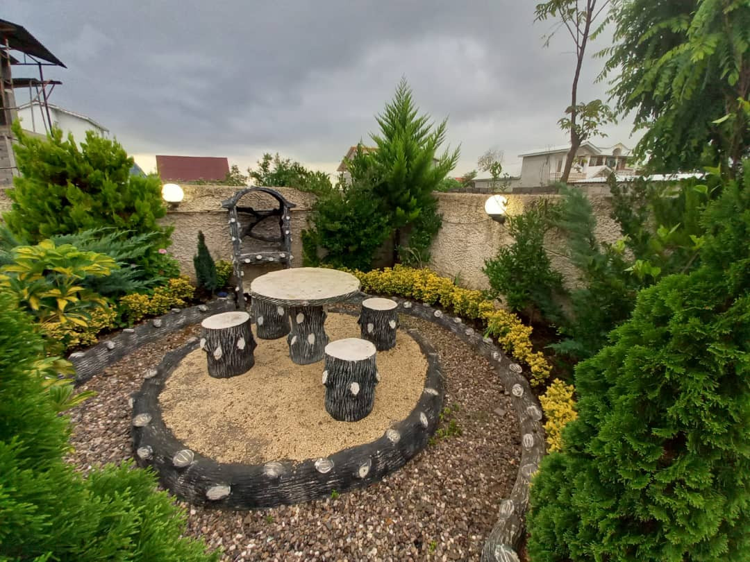 حیاط و باربیکیو میز و صندلی سیمانی