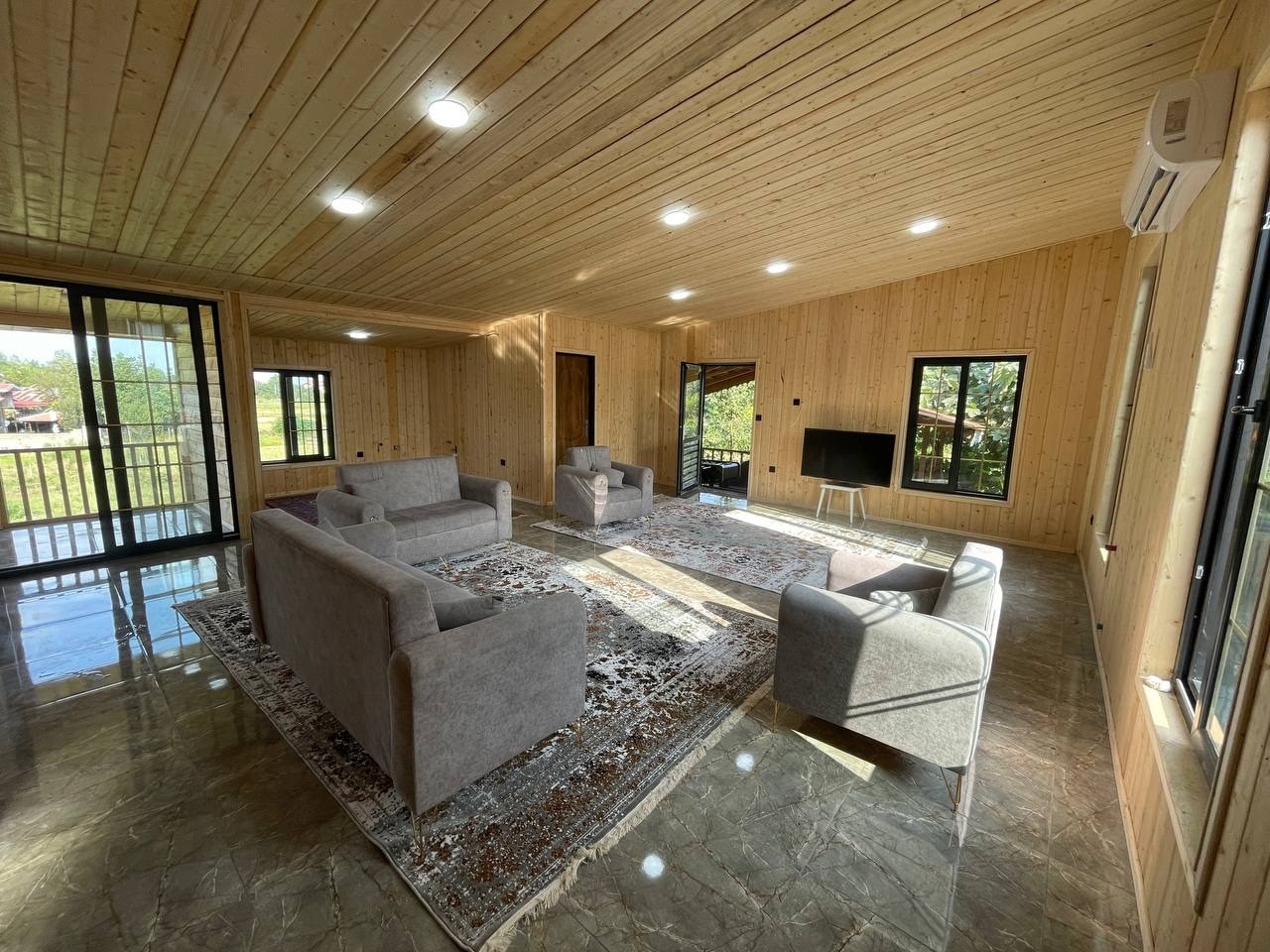 اتاق پذیرایی چوبی بالا