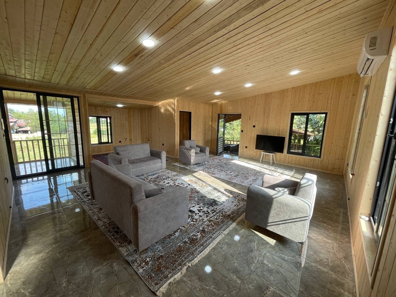 اتاق پذیرایی چوبی بالا