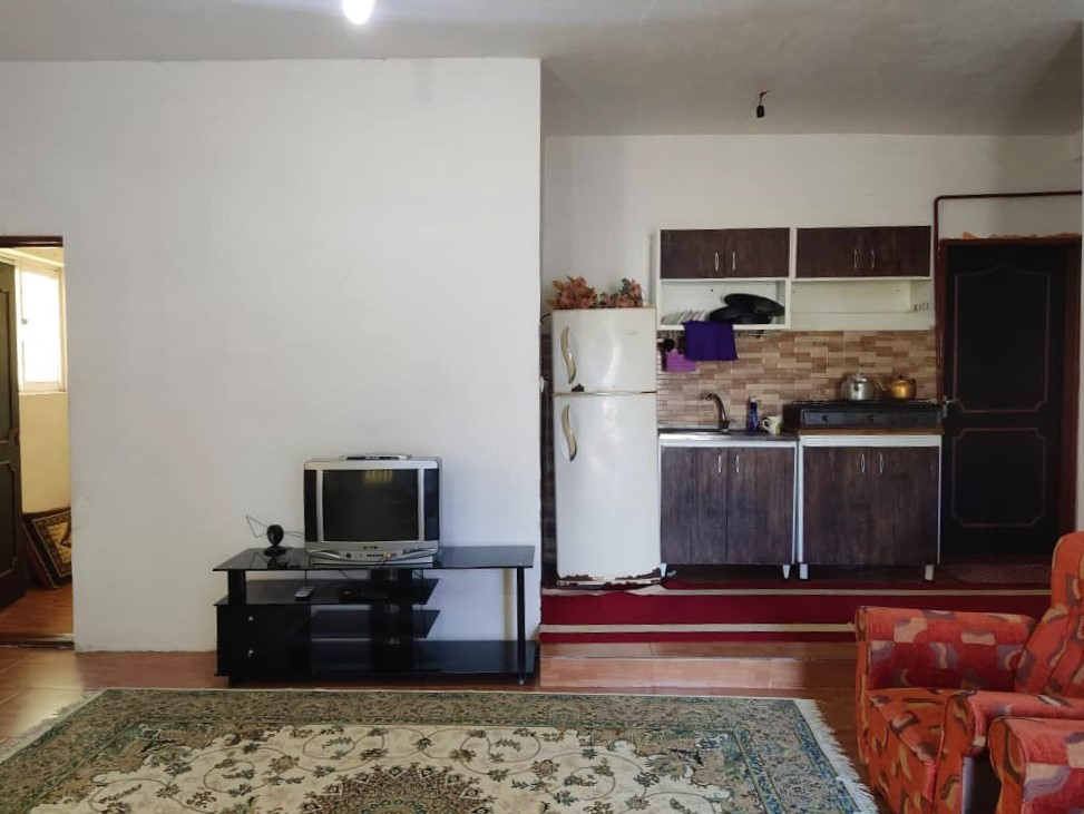 اتاق پذیرایی و آشپزخانه