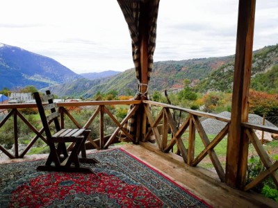 کلبه چوبی در دل جنگل