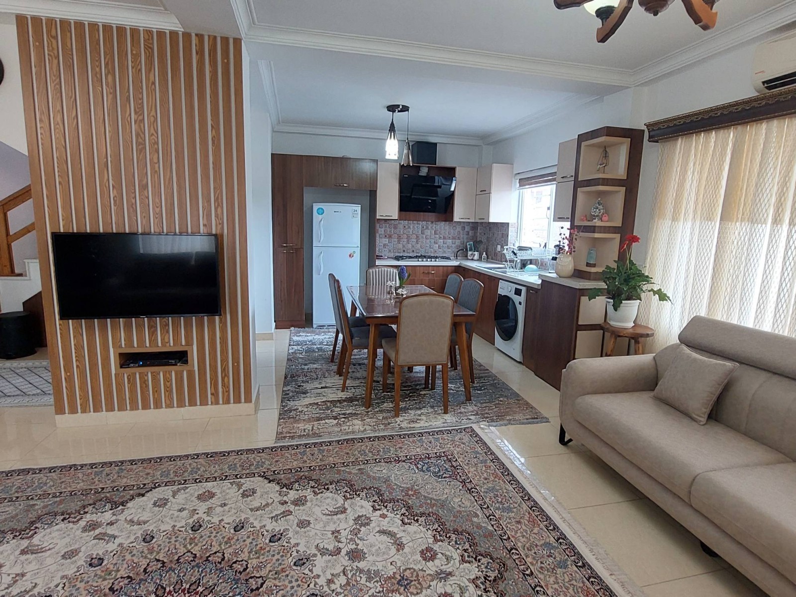 اتاق پذیرایی و آشپزخانه