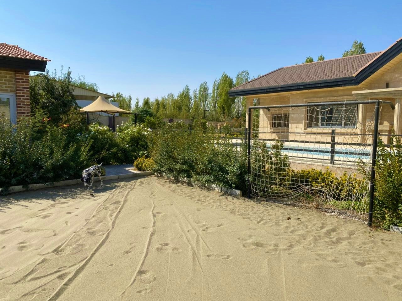 حیاط زمین ماسهای فوتبال و والیبال ساحلی