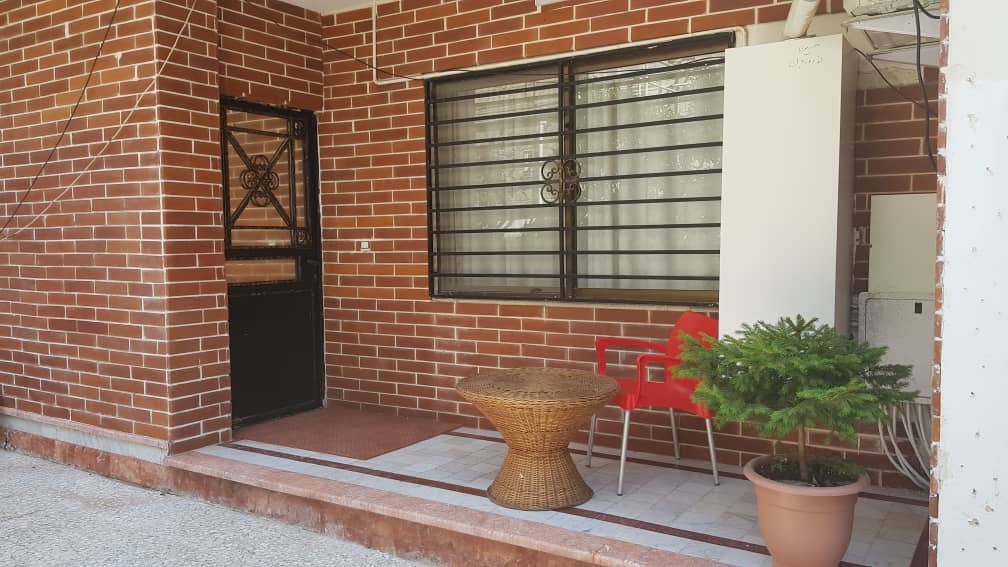 تراس و ورودی اقامتگاه تراس و ورودی اقامتگاه