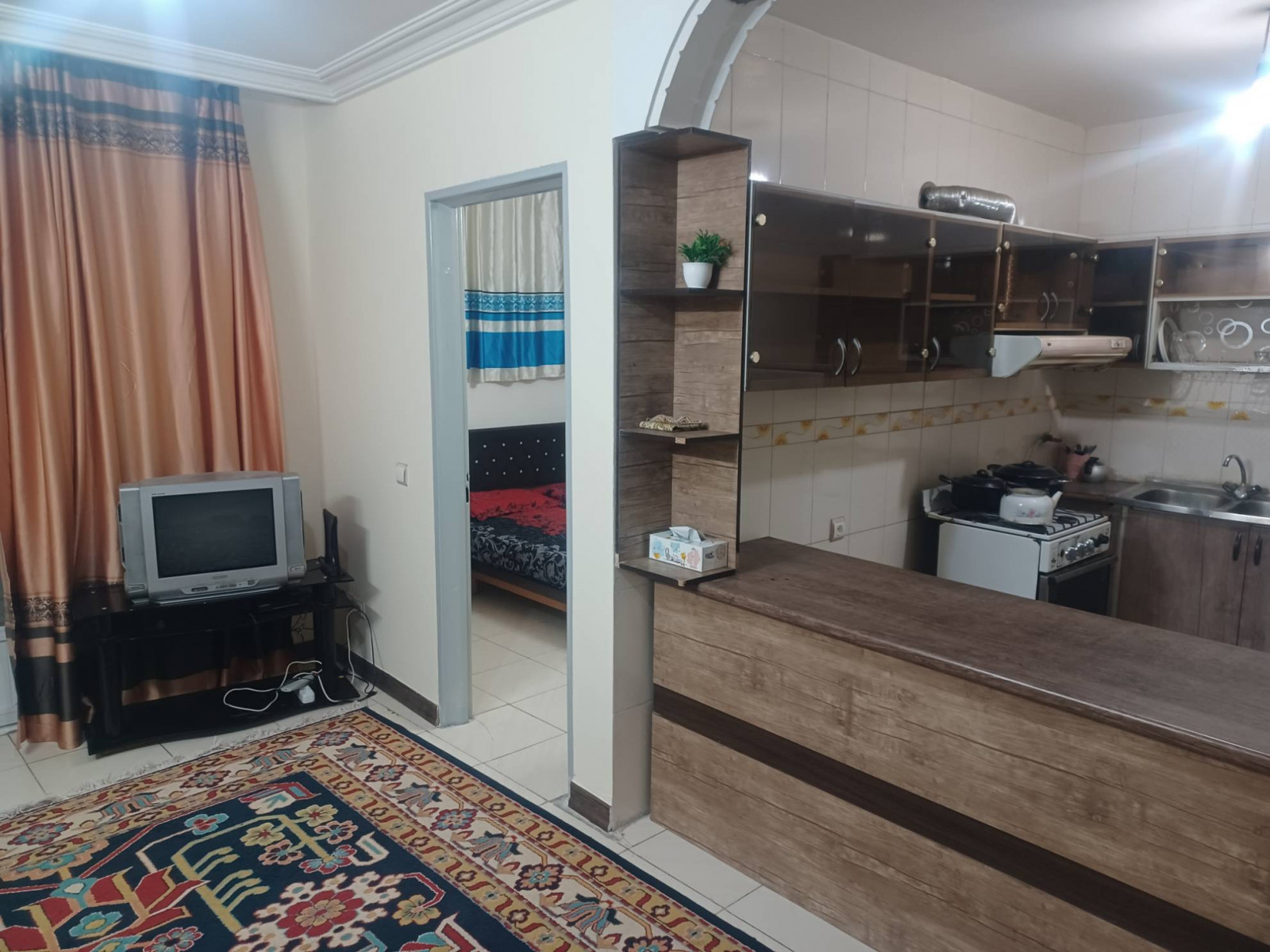 اتاق پذیرایی و آشپزخانه