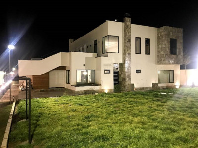 عمارت دوبلکس استخر روباز و جکوزی سرپوشیده