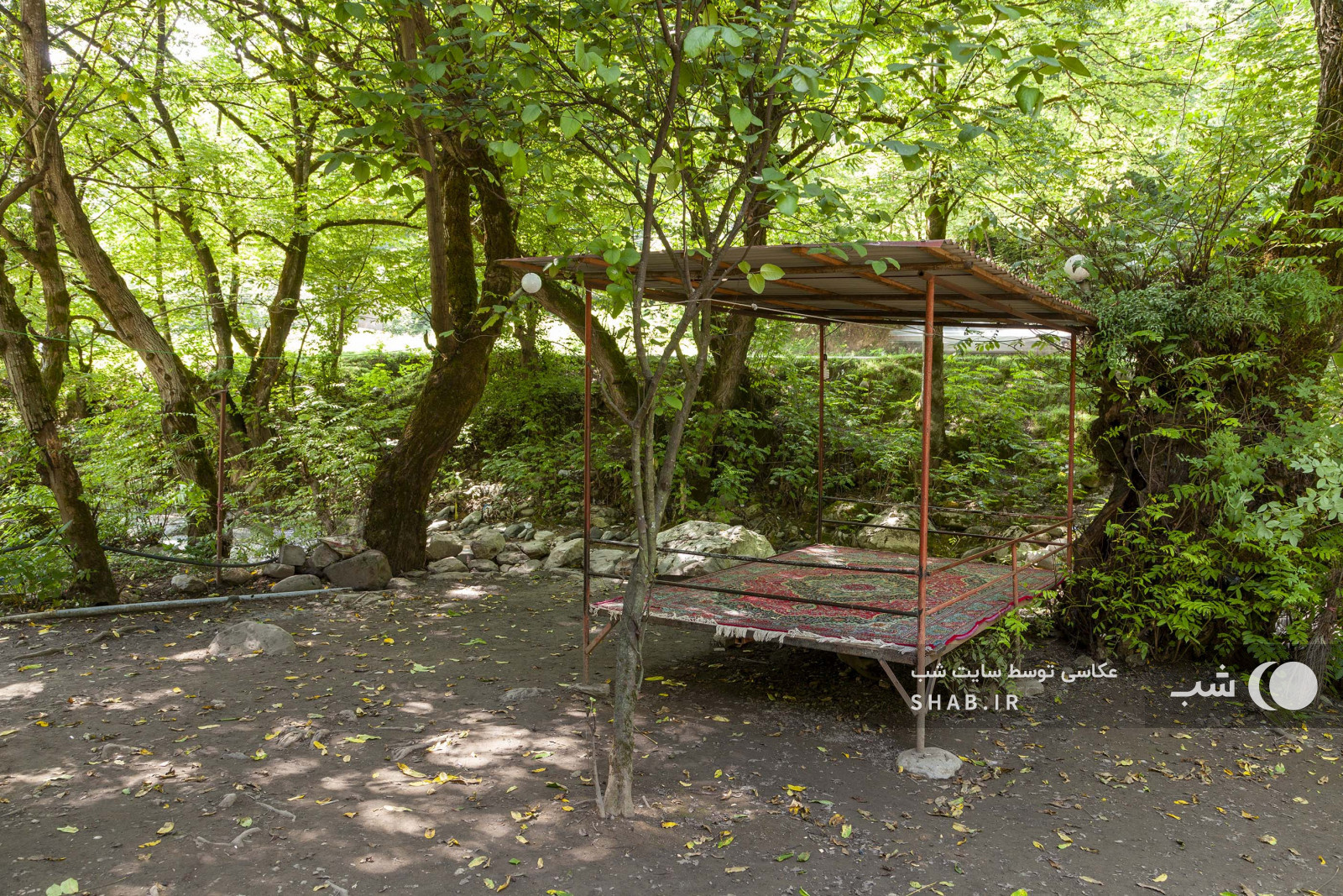 تخت سنتی مجاور رودخانه