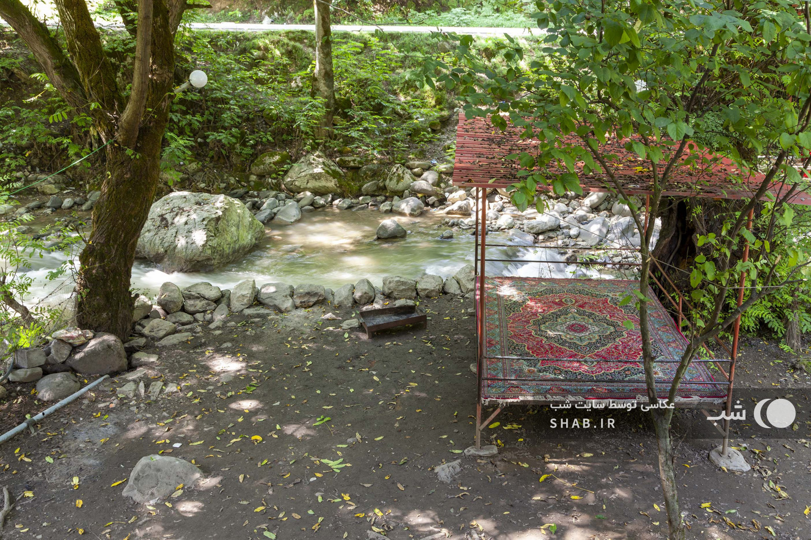 تخت سنتی مجاور رودخانه