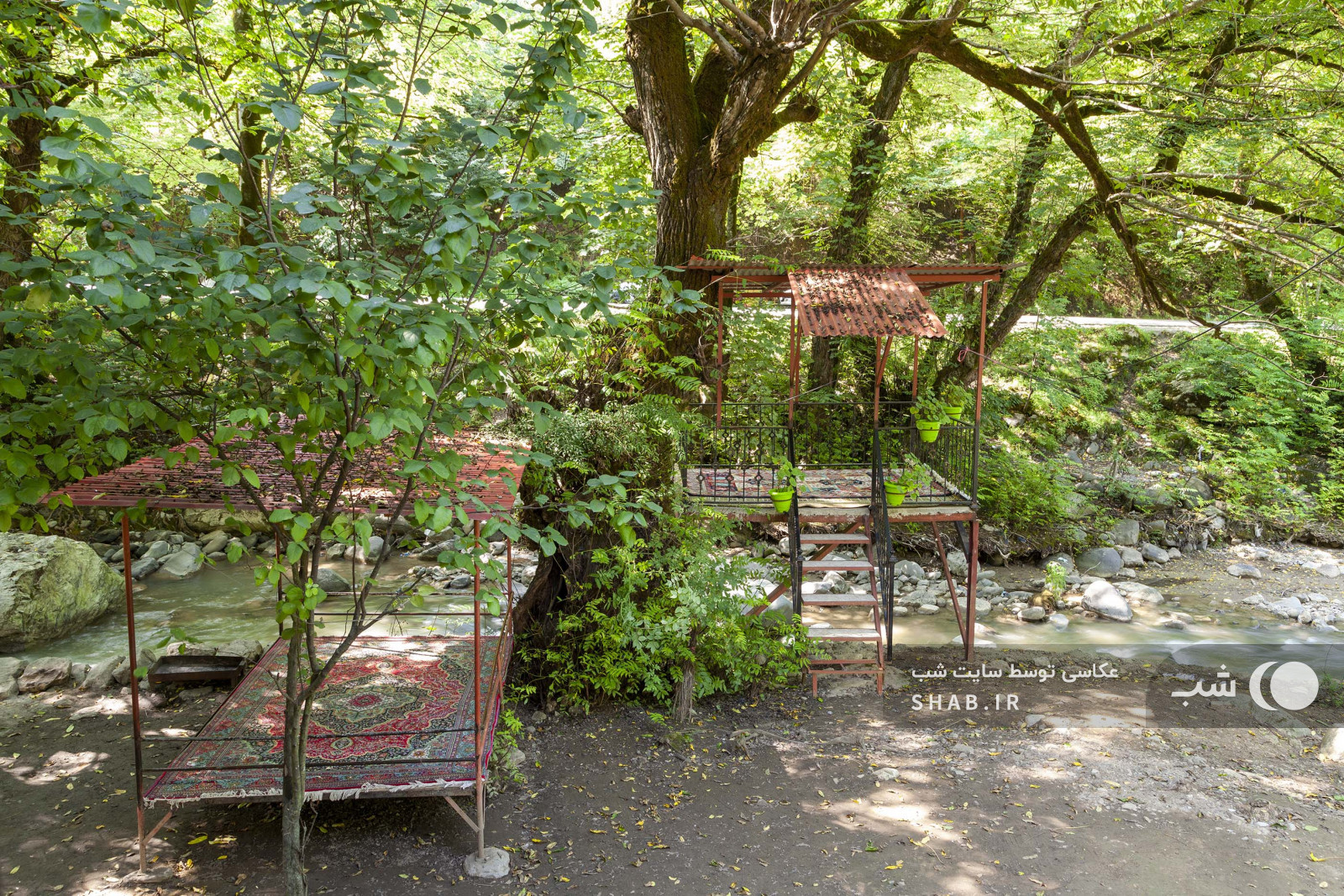 تخت سنتی مجاور رودخانه