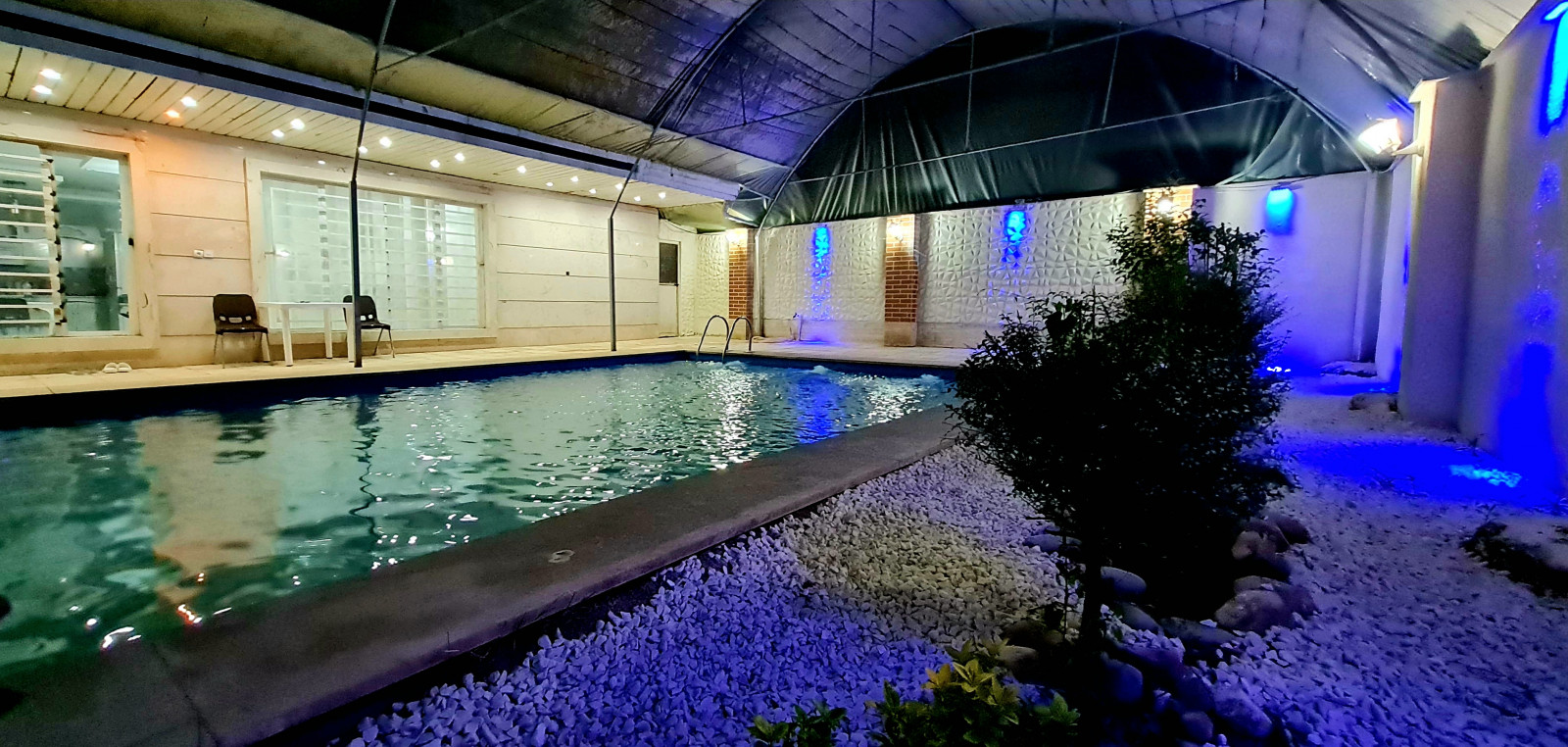 فضای سبز کنار استخر