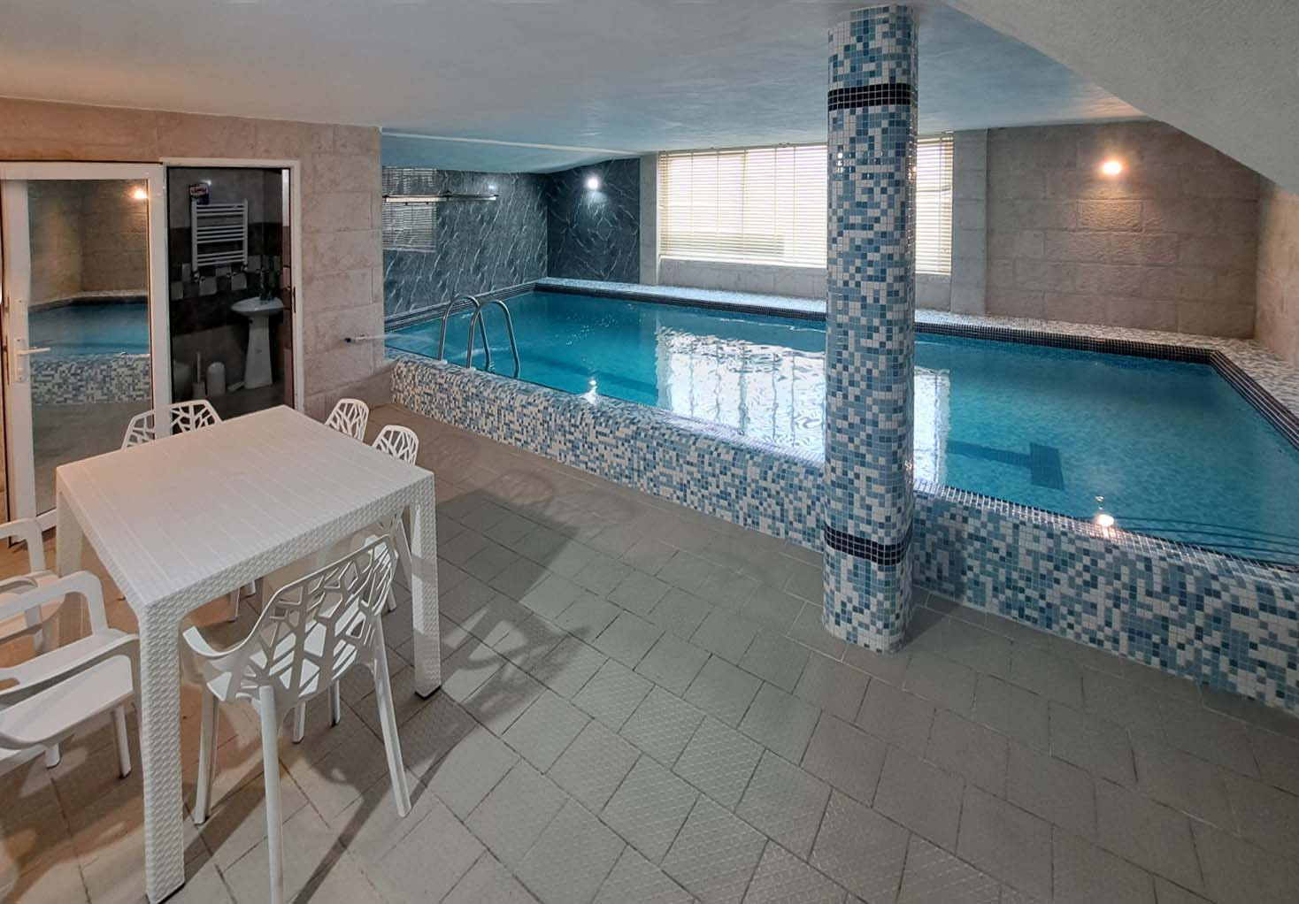 استخر سر پوشیده