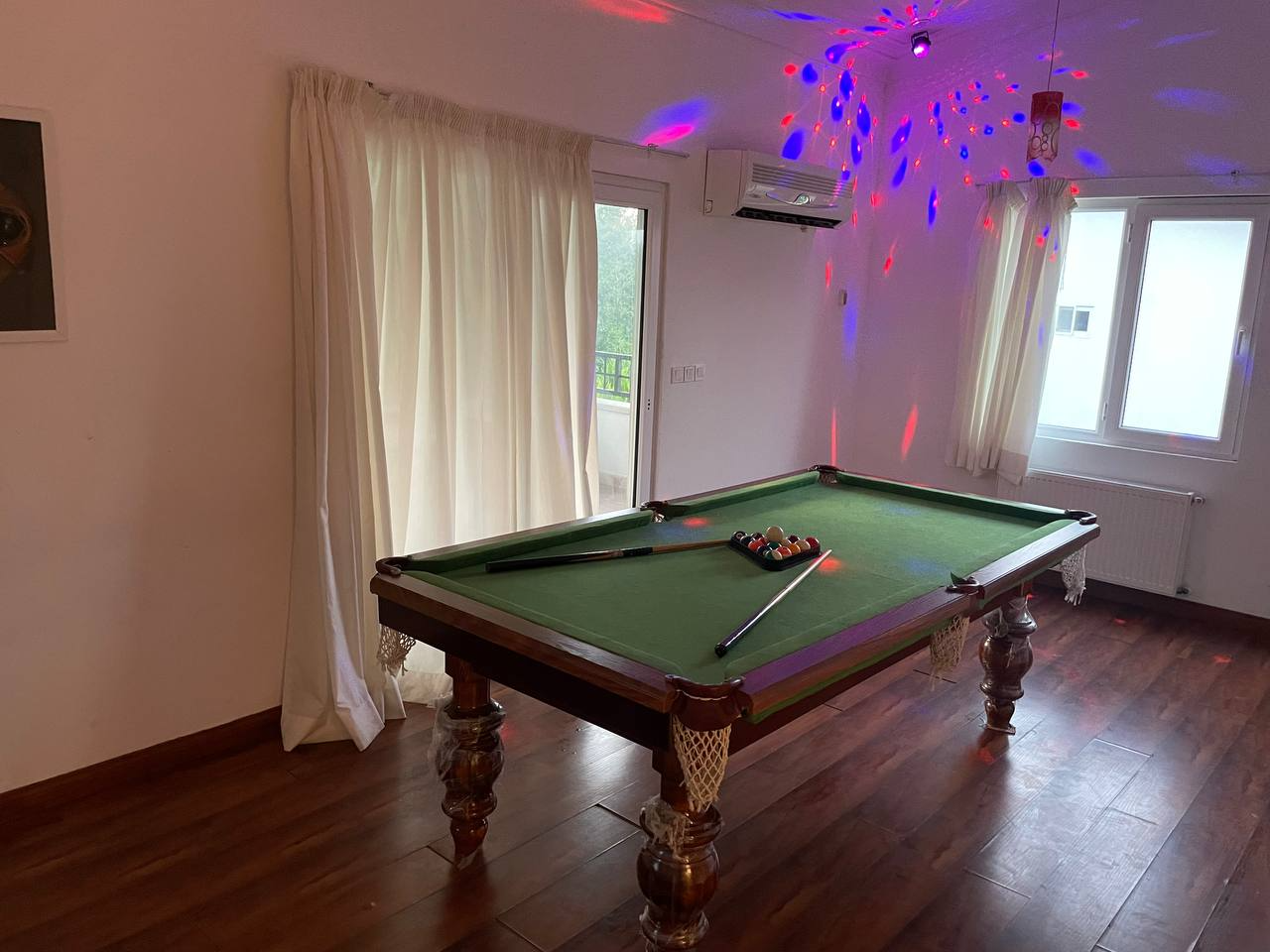سالن بیلیارد طبقه بالا به همراه رقص نور سالن بیلیارد طبقه بالا به همراه رقص نور