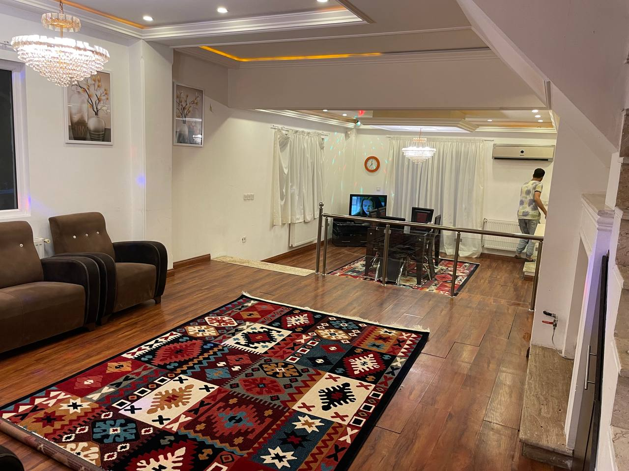 هال و پذیرایی طبقه همکف به همراه نور مخفی و رقص نور هال و پذیرایی طبقه همکف به همراه نور مخفی و رقص نور