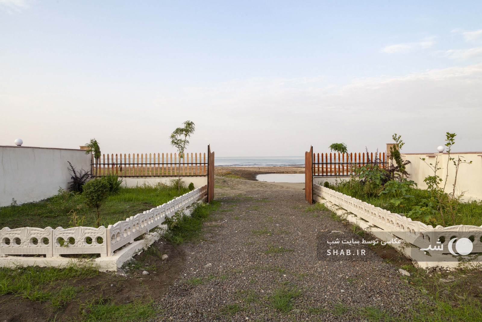 در ورودی با ویوی دریا