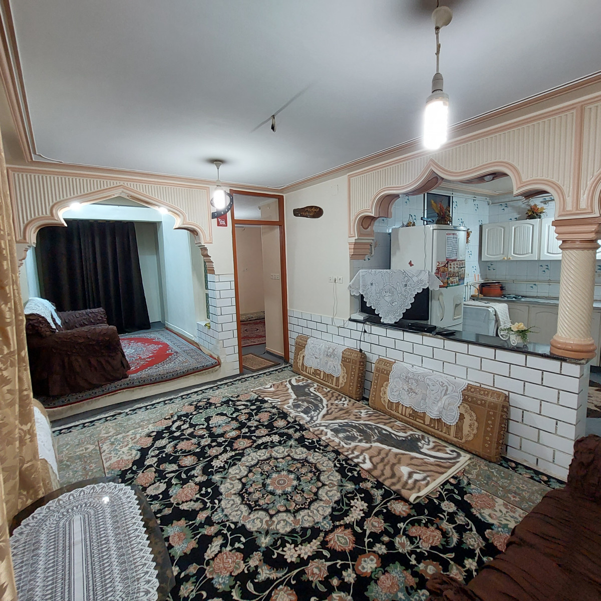 اتاق پذیرایی و آشپزخانه