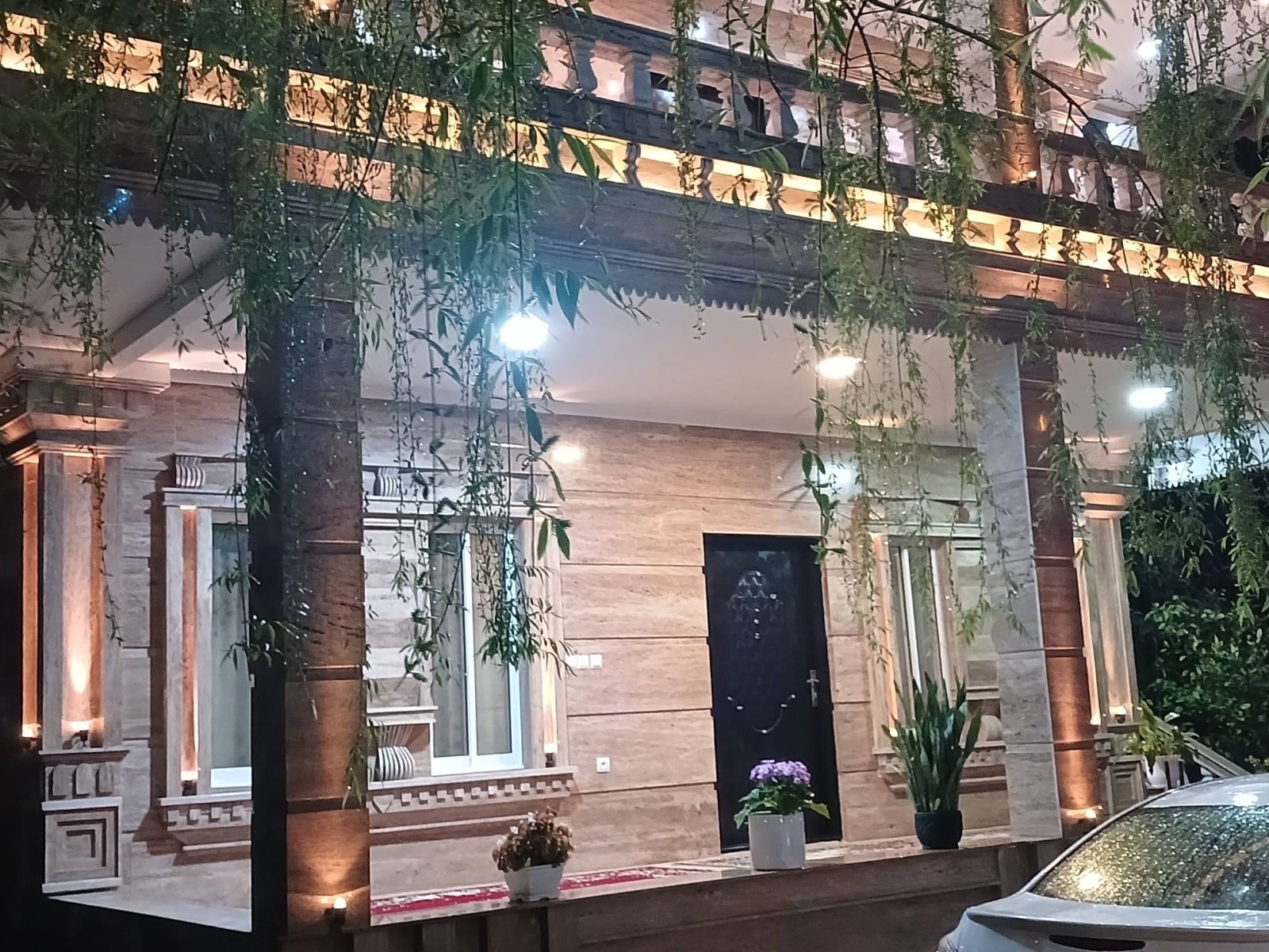نمای بیرونی در شب