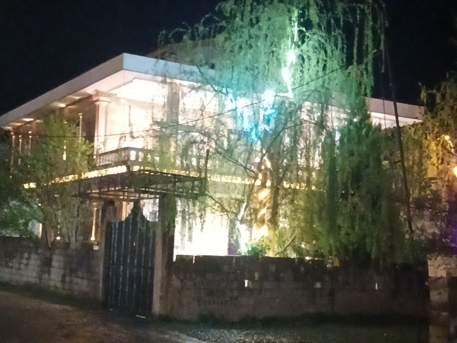 نمایی کامل زیبا در شب