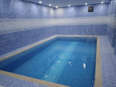 دربست، استخر سرپوشیده آبگرم