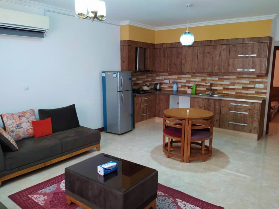 اتاق پذیرایی و آشپزخانه