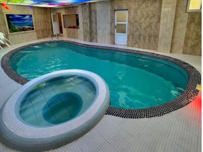 ویلا با استخر هندسی جذاب و جکوزی