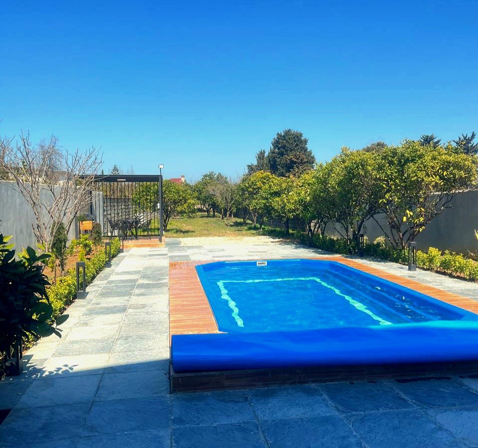 استخر و نمای باغ استخر و نمای باغ