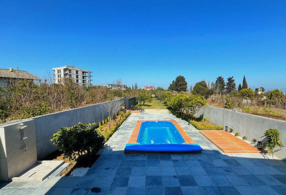 استخر و نمای باغ استخر و نمای باغ