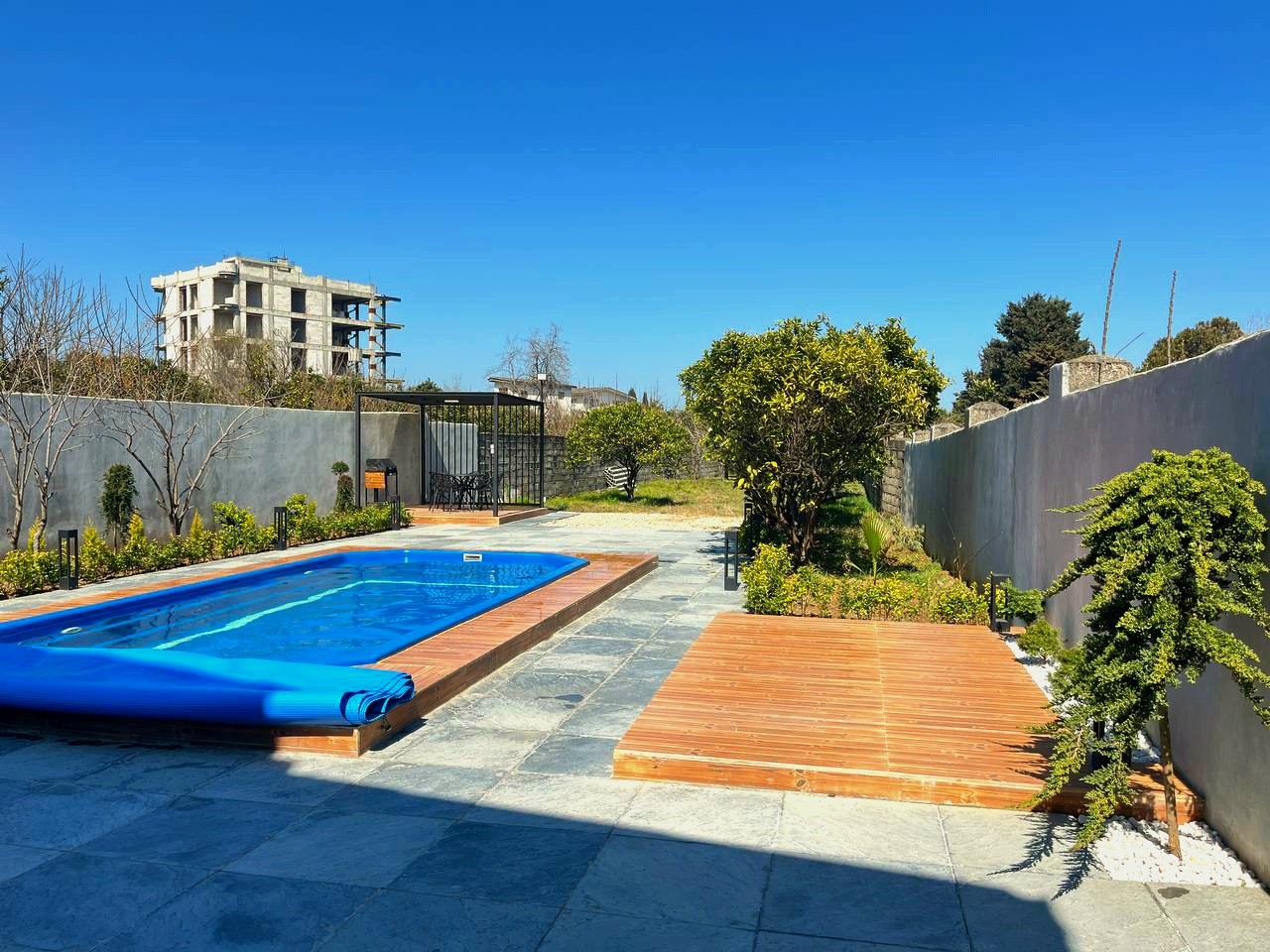 استخر و نمای باغ استخر و نمای باغ