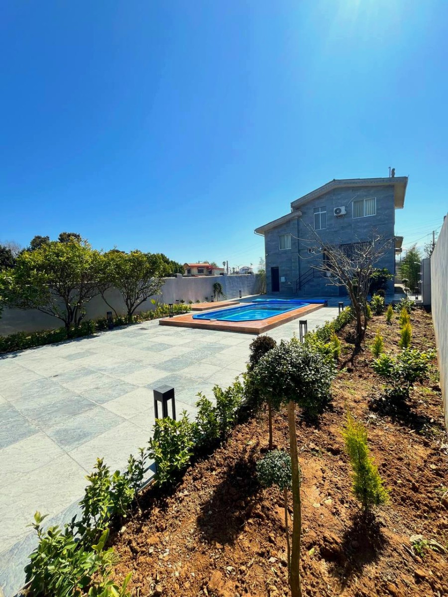 استخر و نمای پشت ساختمان استخر و نمای پشت ساختمان