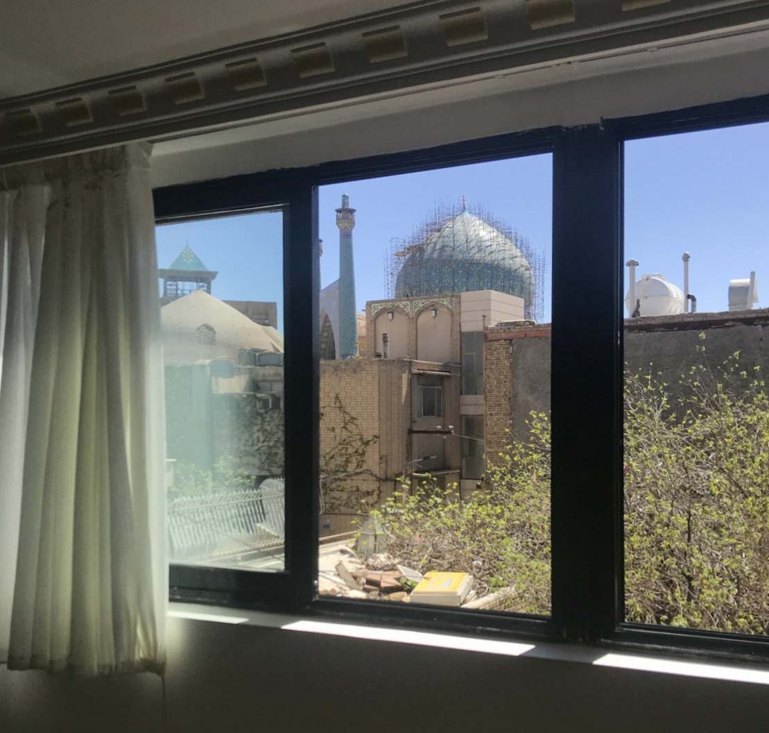 در همسایگی میدان نقش جهان نمایی زیبا از گنبد مسجد شاه