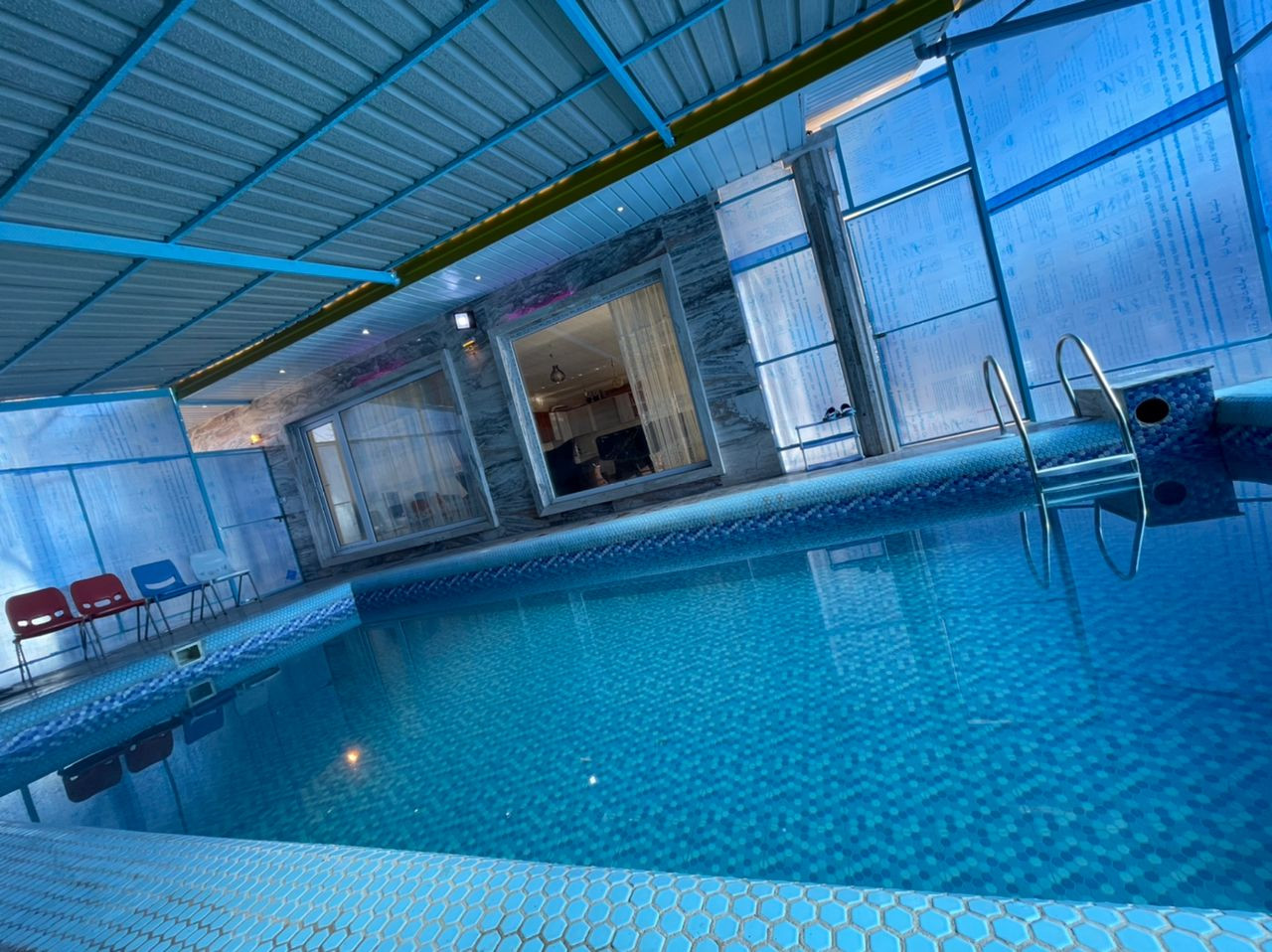 استخر سرپوشیده