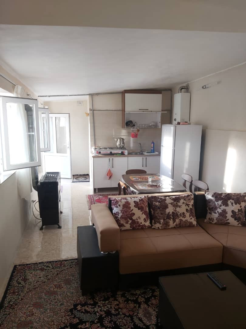 اتاق پذیرایی و آشپزخانه 