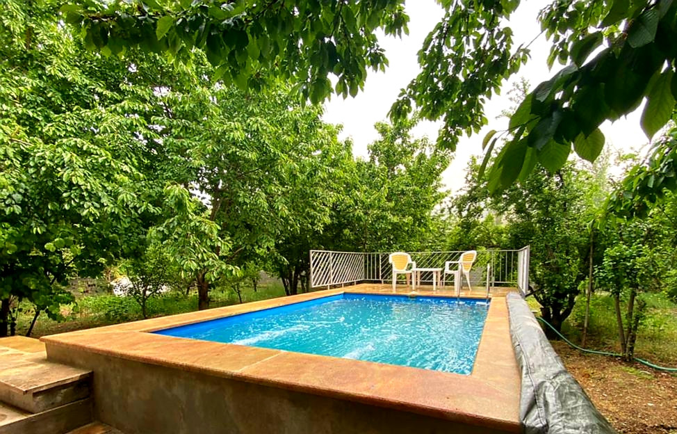 حیاط و استخر