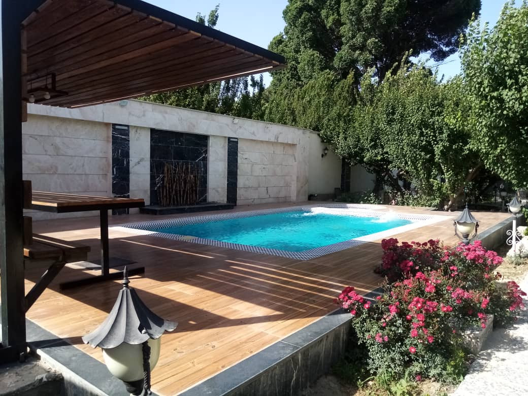 استخر، آلاچیق با نیمکت و آبنما استخر، آلاچیق با نیمکت و آبنما