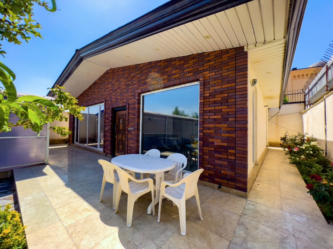 حیاط اقامتگاه