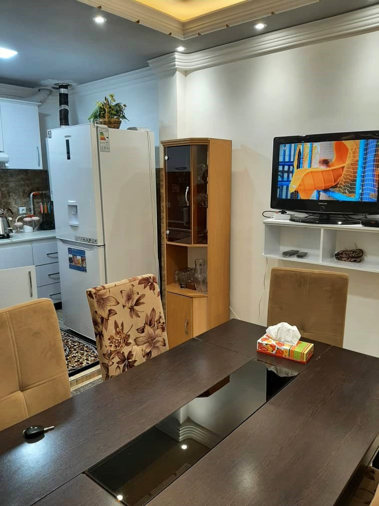 اتاق پذیرایی و آشپزخانه
