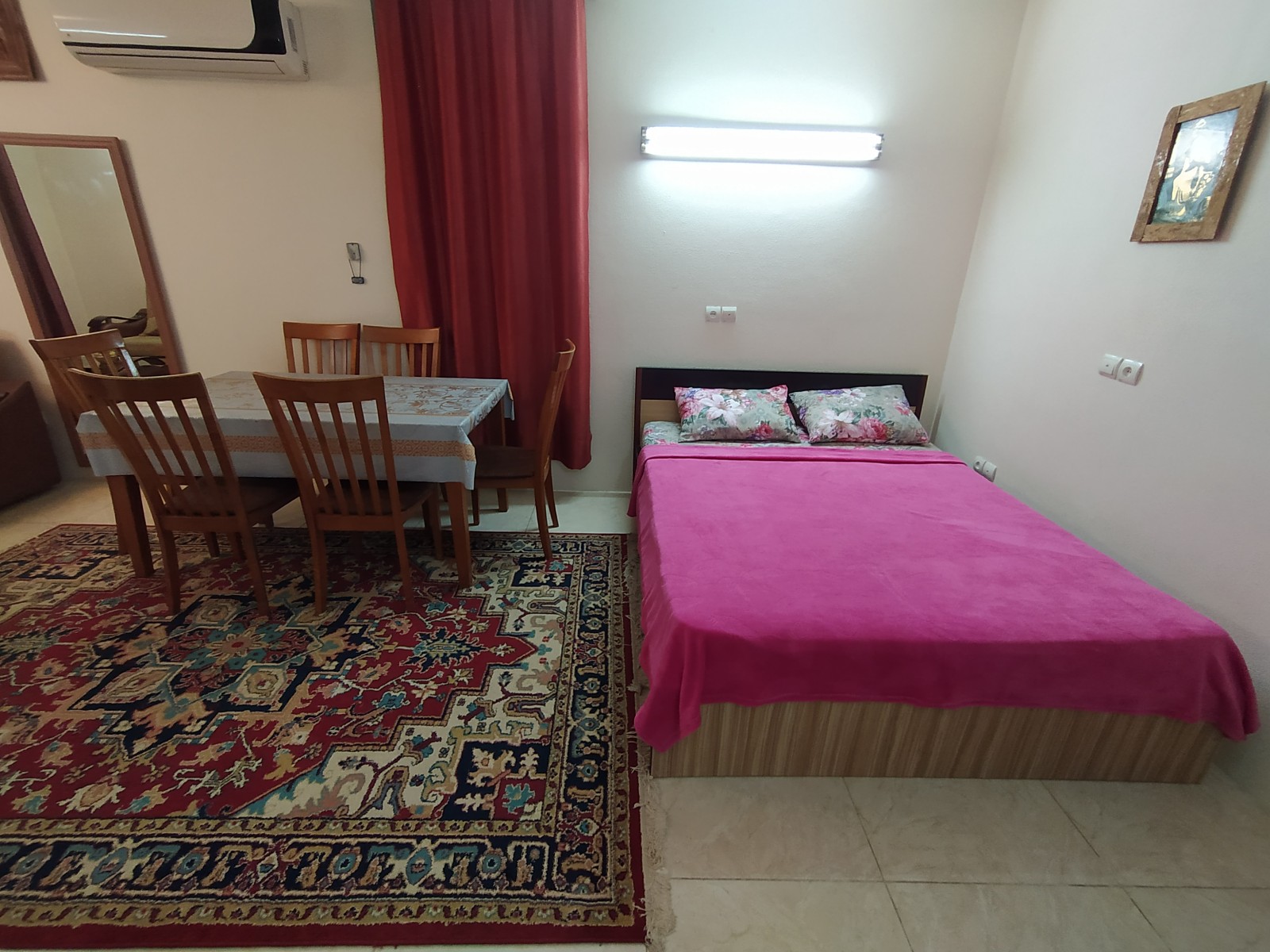 تخت دو نفره در پذیرایی