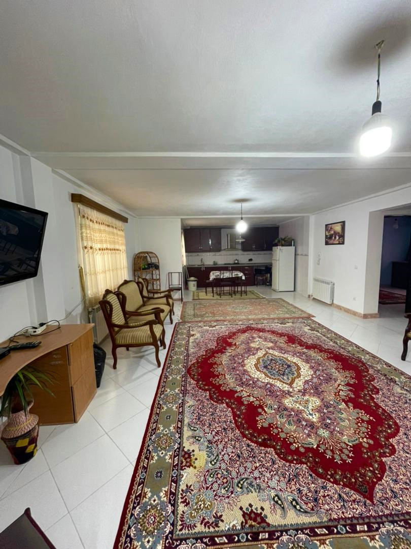 اتاق پذیرایی و آشپزخانه