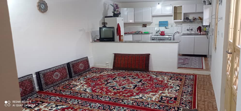 اتاق پذیرایی و آشپزخانه