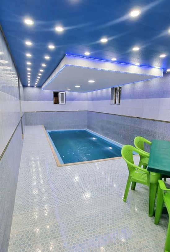 استخر آب گرم