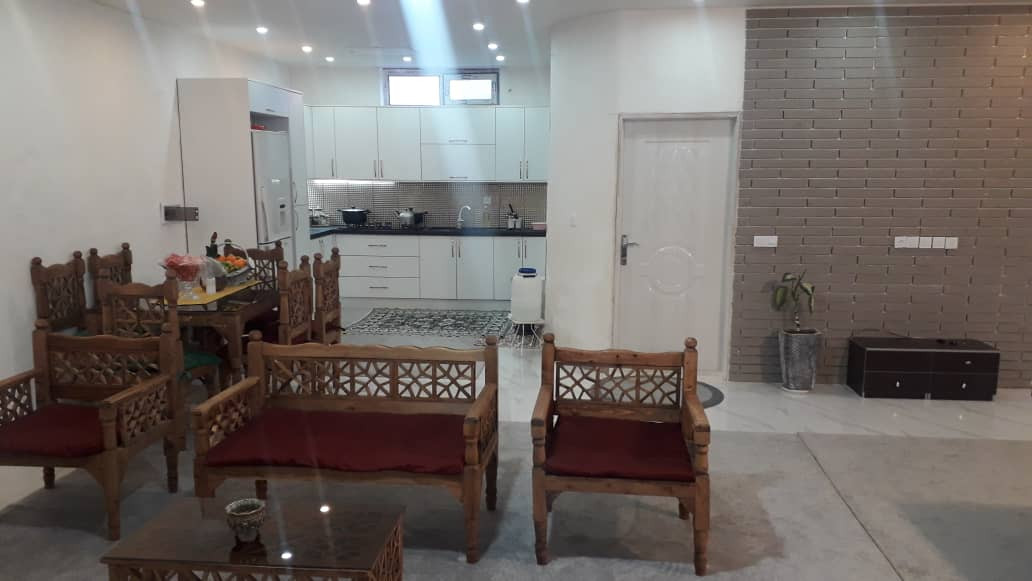 اتاق پذیرایی و آشپزخانه