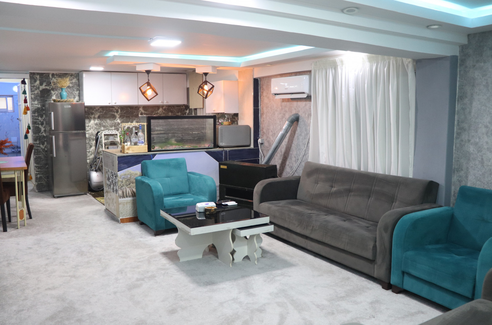 اتاق پذیرایی و آشپزخانه