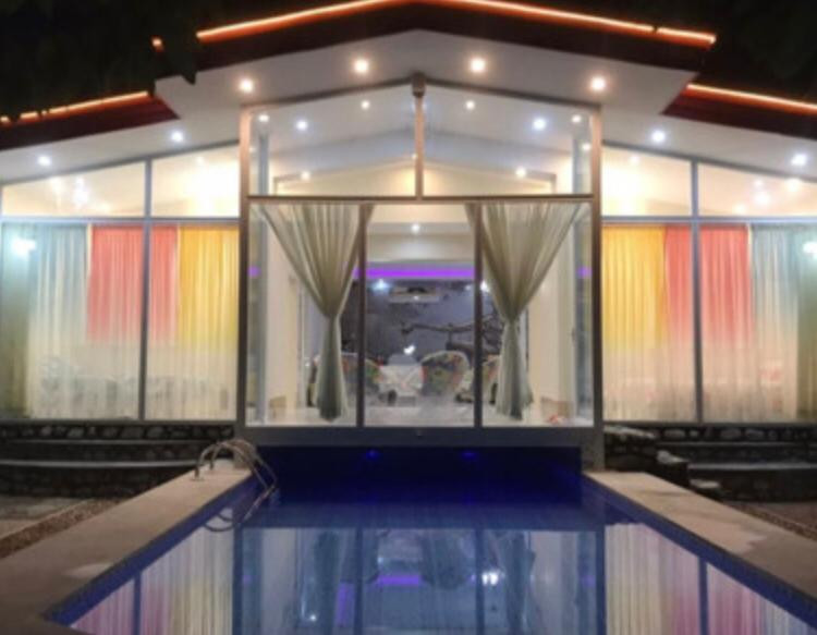 نمای ویلا همراه استخر تابستانه