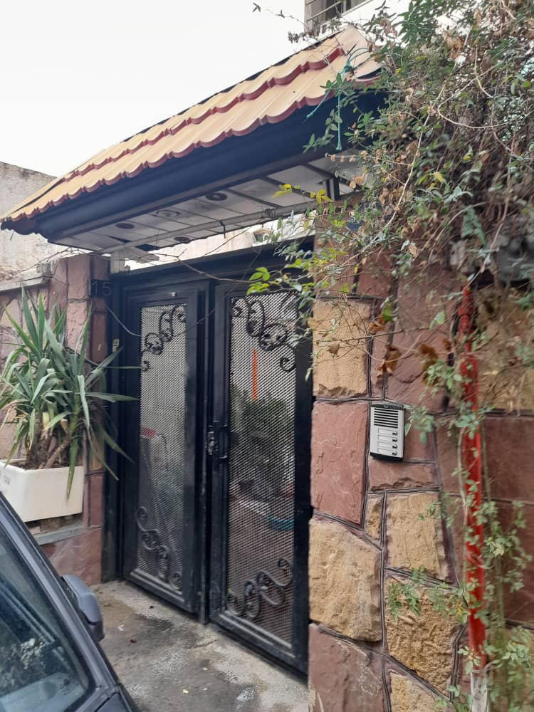 درب ورودی اقامتگاه 