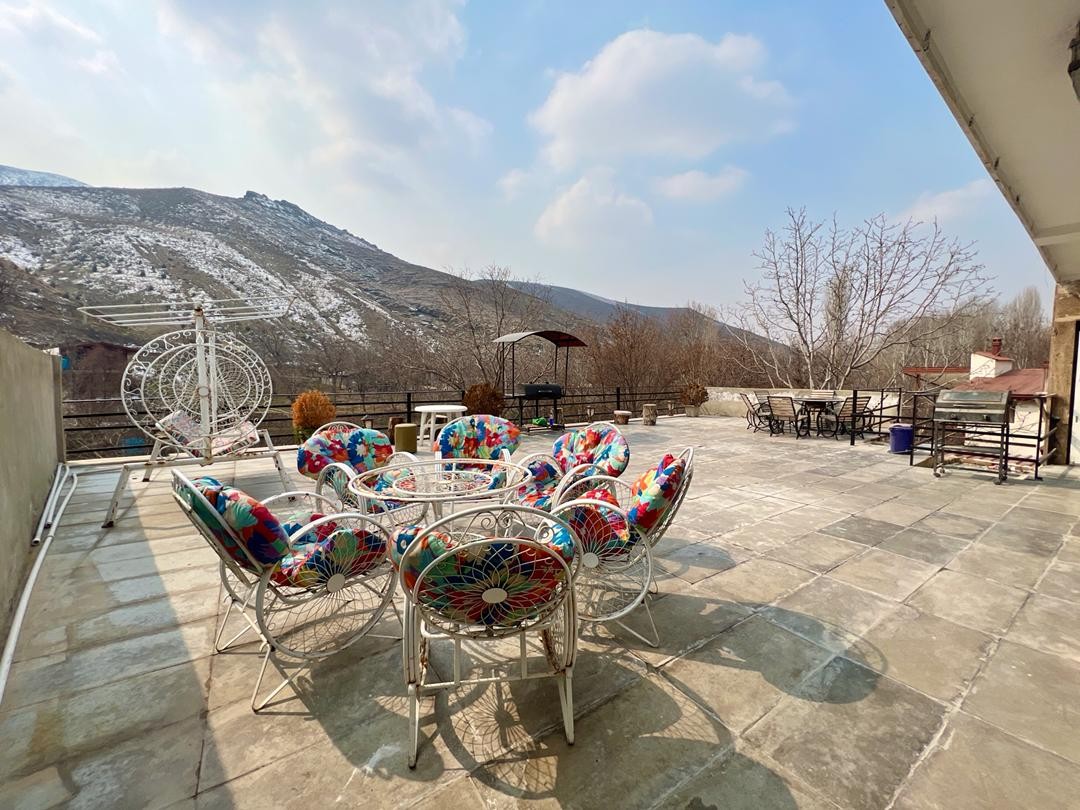 حیاط طبقه دوم