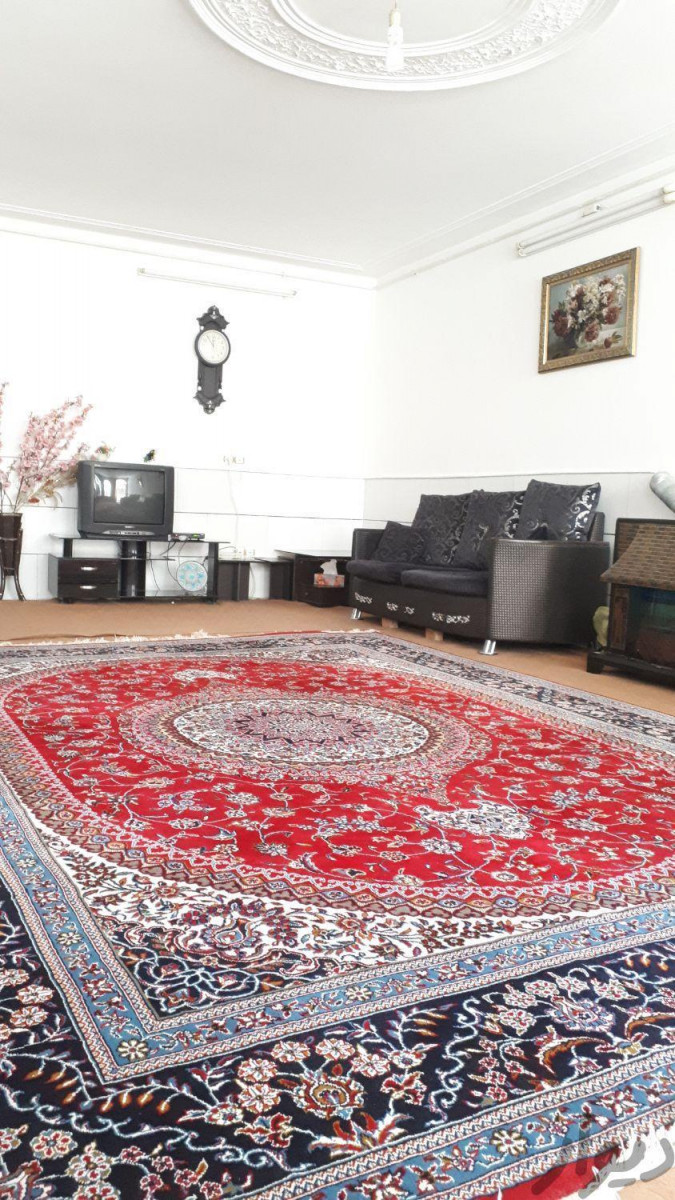 دارای دو پنجره و یک عدد درب به تراس و فضای سبز
همراه با نور  بسیار عالی مخصوصا صبح ها