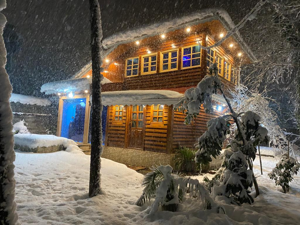 نمای کلبه در زمستان نمای کلبه در زمستان