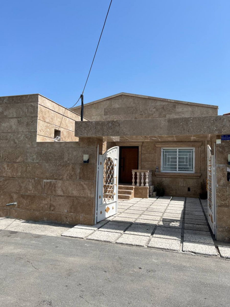 نمای ساختمان و حیاط