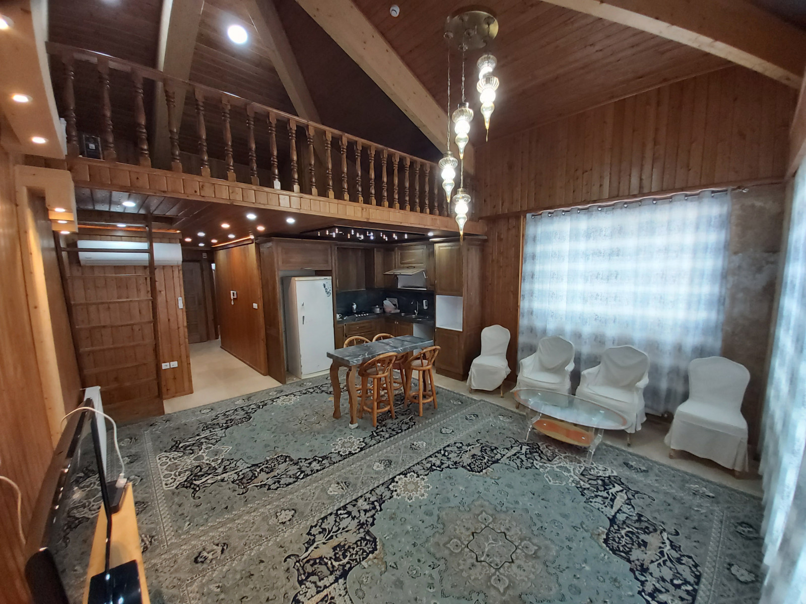 اتاق پذیرایی و آشپزخانه