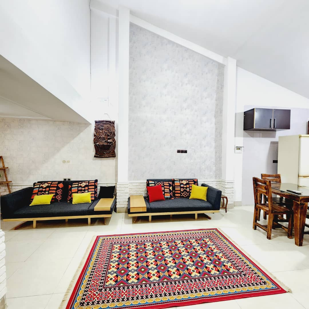 اتاق پذیرایی و آشپزخانه