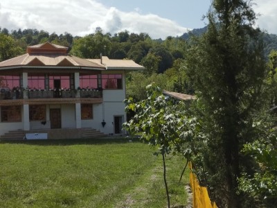 واحد با چشم‌انداز جنگل و کوه در روستای شولم